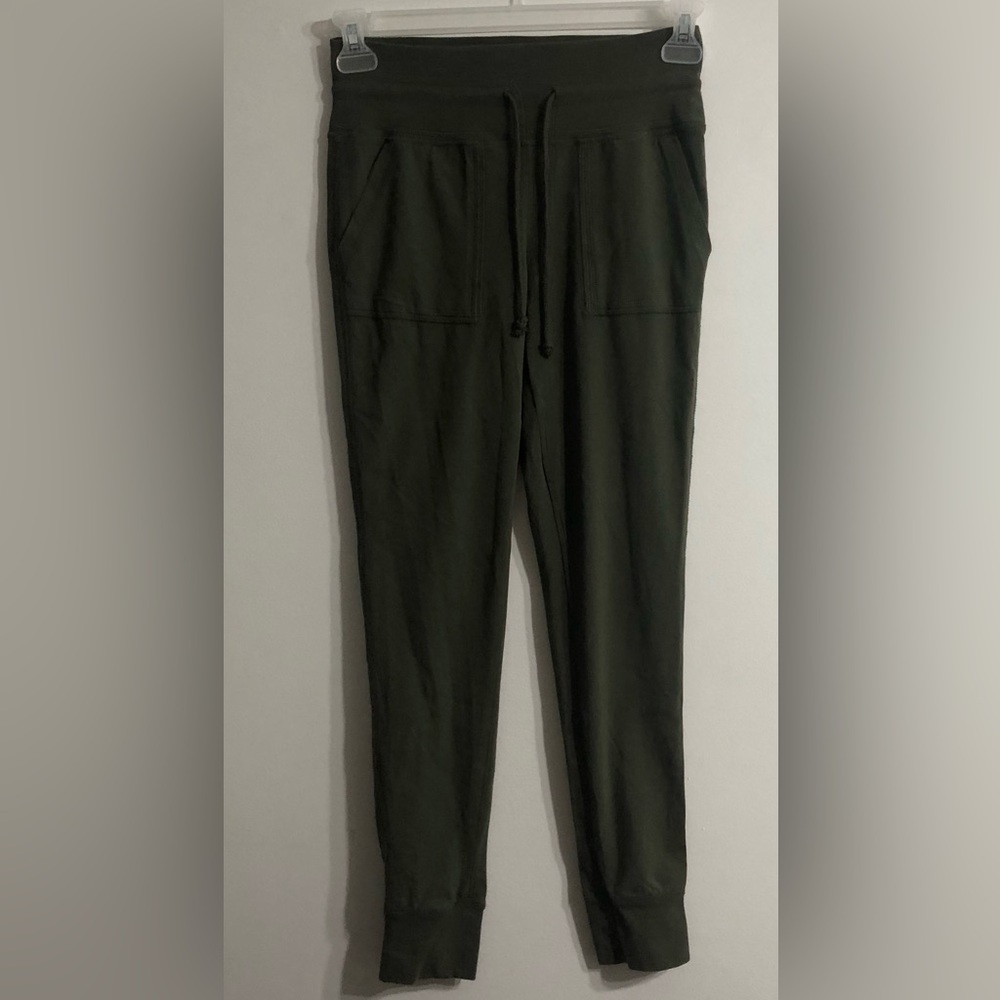 Women’s jogger legging two side pockets pull on green.S